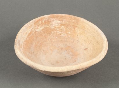 Coupe en terre cuite beige anépigraphe. 

Egypte,...