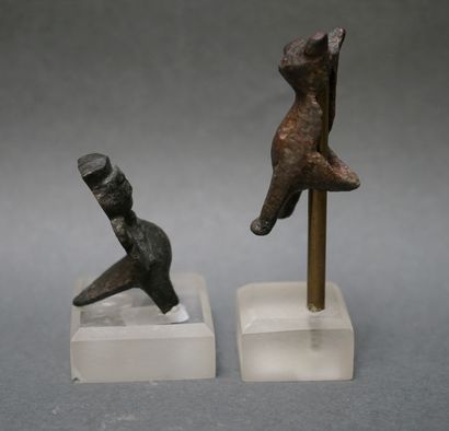 
Deux pieds de coffre en bronze, l'un en...