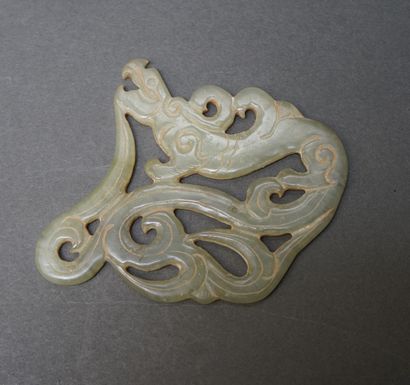 Sinuous dragon in clear jade. It is carved...