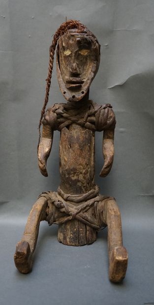Statuette représentant un personnage assis...