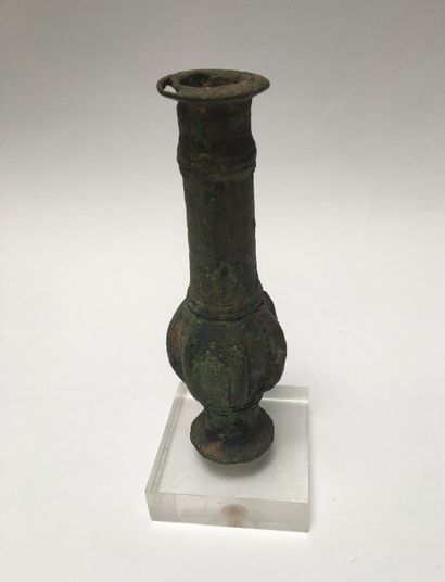 Masse d'arme en bronze à patine verte. La...