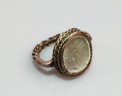 Bague comportant une intaille avec un très...