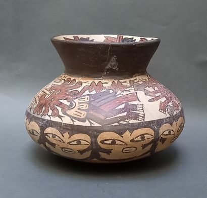 Important vase à col évasé orné de têtes...