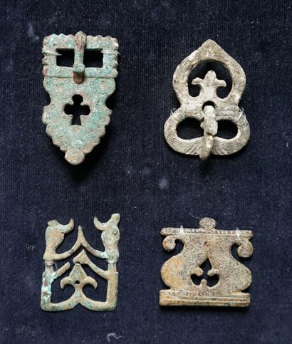 Ensemble de quatre plaque-boucles de ceinture...