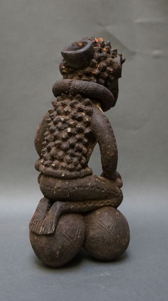 Fétiche Mambila en terre cuite peinte polychrome....