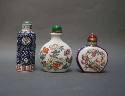 Lot of twelve decorated snuffboxes in porcelain...