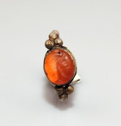 Bague à décor d’intaille représentant un...