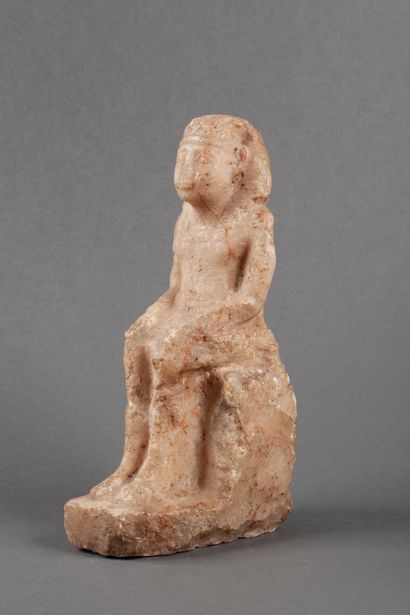 Un pharaon assis sur un trône en pierre beige...