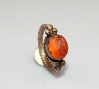 Bague à décor d’intaille représentant un...