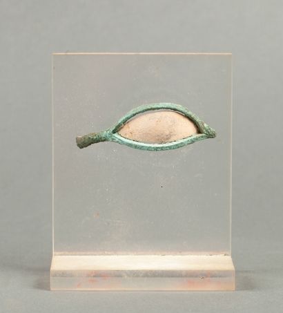 Œil en pierre calcaire serti de bronze, provenant...