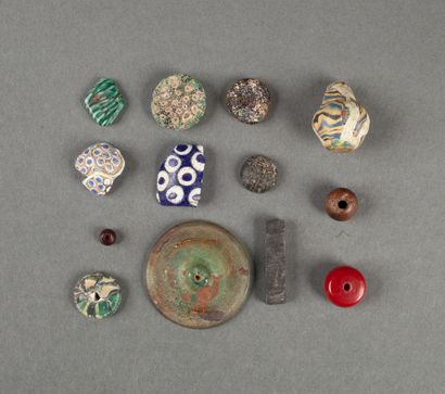 Lot composé de pâte de verre milléfiorée,...