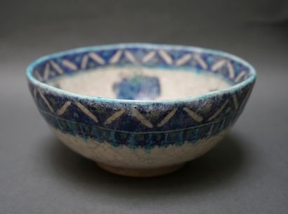 
Bol à glaçure blanche et bleue décoré de...