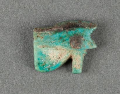 Œil d'Oudjat en fritte émaillée vert/bleu.

Egypte,...