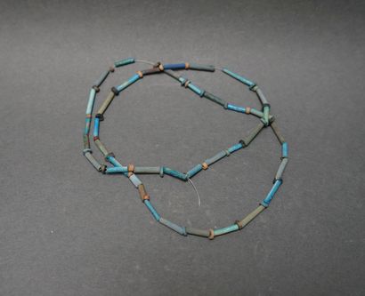 Collier de momie composé de perles tubulaires...