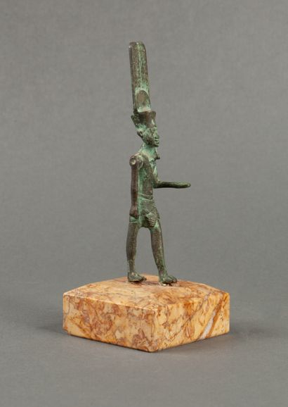 Amon marchant coiffé du disque solaire et...