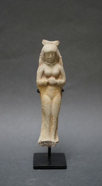 
Petite figurine d'Astarté, les mains croisées...