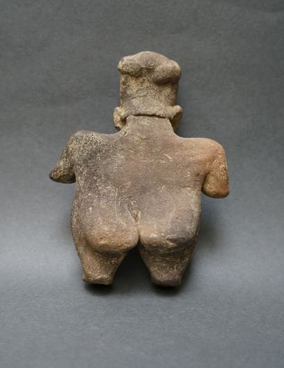 Figurine féminine debout en terre cuite grise....
