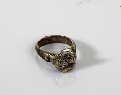 Bague comportant un décor géométrique sur...