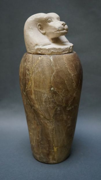 Vase canope composé d'une panse en albâtre...