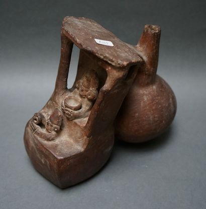 Vase à étrier en terre cuite brune avec traces...