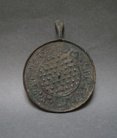Miroir en bronze, décoré d'inscriptions islamiques...