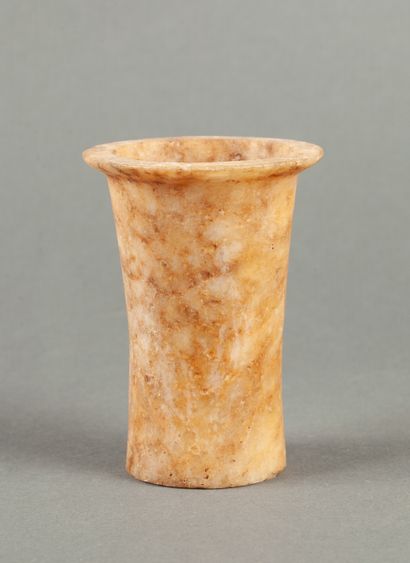Vase à col évasé en albâtre veiné.

Style...