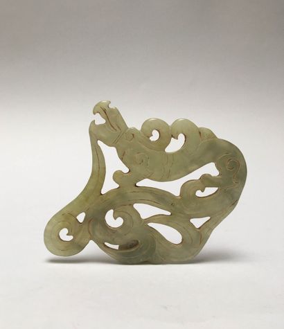Sinuous dragon in clear jade. It is carved...