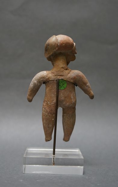 Figurine féminine debout en terre cuite beige....