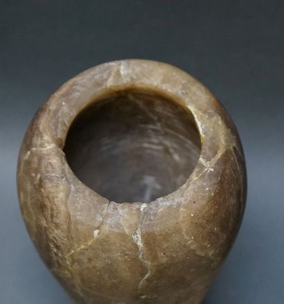 Vase canope composé d'une panse en albâtre...