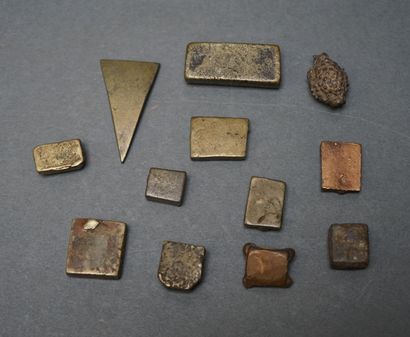 Set of 12 gold powder weights, bronze, with...