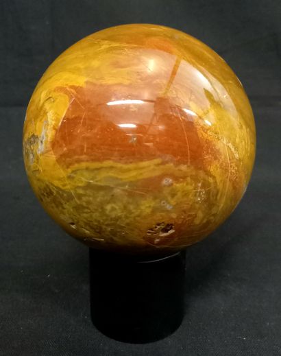 
Ball of red jasper. D: 12,5cm, 3.16kg
