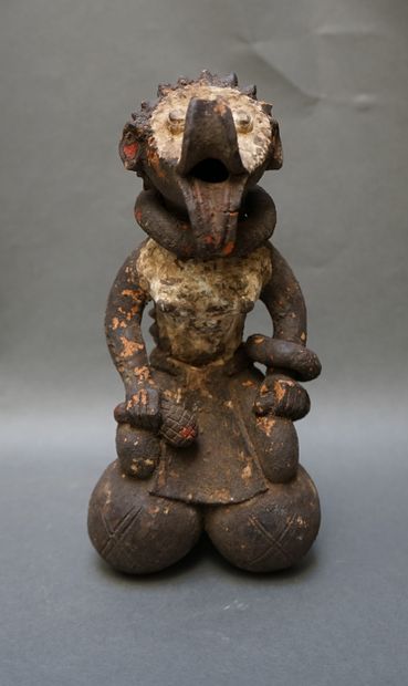 Fétiche Mambila en terre cuite peinte polychrome....