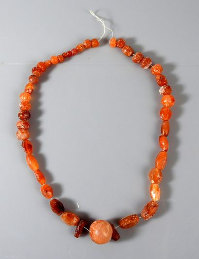 Important carnelian bead necklace. 

Ancient...
