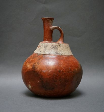 Vase boule à anse en terre cuite orangée...