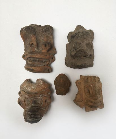 Lot composé de cinq fragments de poterie...