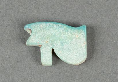 Œil d'Oudjat en fritte émaillée verte finement...