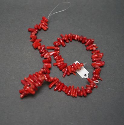 Necklace made of coral splinters. L: 35c...