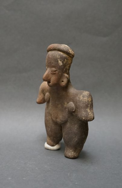 Figurine féminine debout en terre cuite grise....