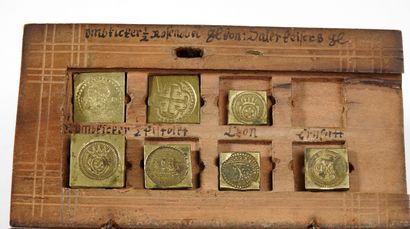 Boîte de changeur comprenant 12 poids monétaires.

Boîte...