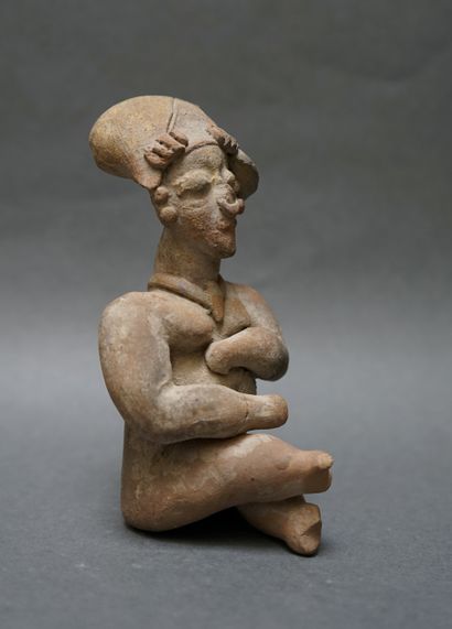 Personnage féminin assis. Son crane déformé...