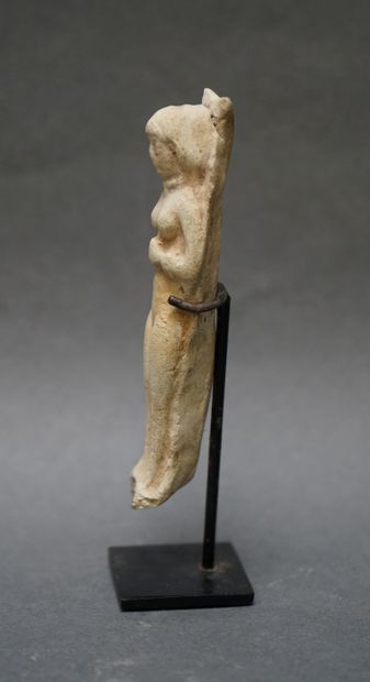 
Petite figurine d'Astarté, les mains croisées...