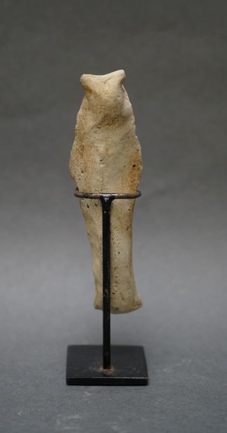 
Petite figurine d'Astarté, les mains croisées...