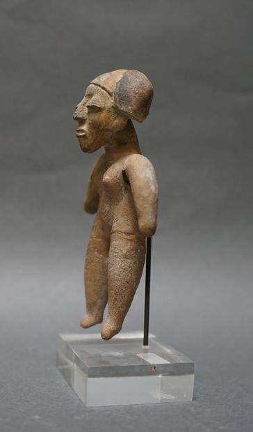 Figurine féminine debout en terre cuite beige....
