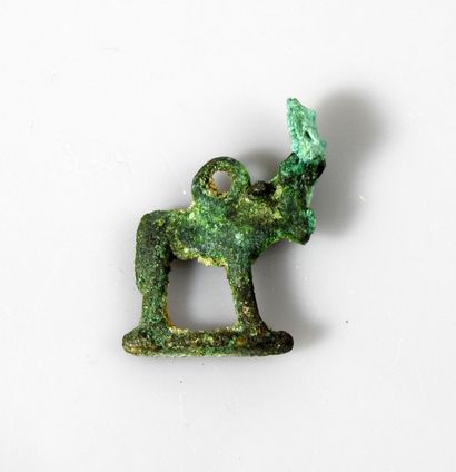 Amulette représentant le taureau Apis. 

Bronze....