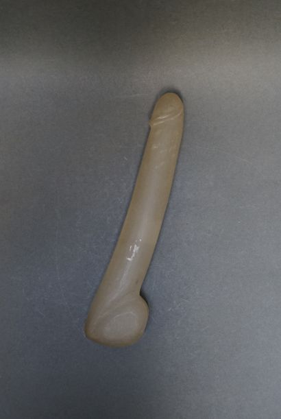 Chinese phallus in opaque glass. L: 20cm