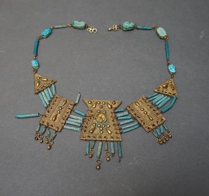 Collier draperie en métal doré orné de plaques...