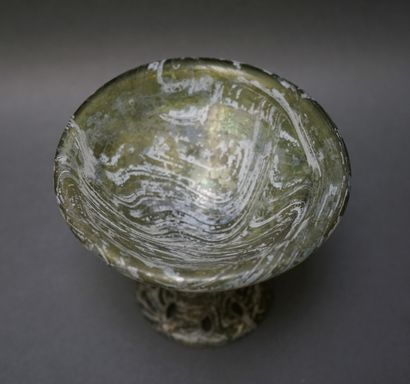 Coupe en verre brun verdâtre réticulé appelé...