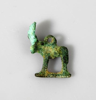 Amulette représentant le taureau Apis. 

Bronze....