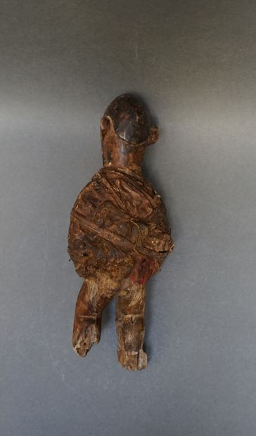 Fétiche revêtu d'un tissu. Côte d'Ivoire....