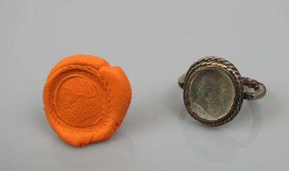 Bague comportant une intaille avec un très...